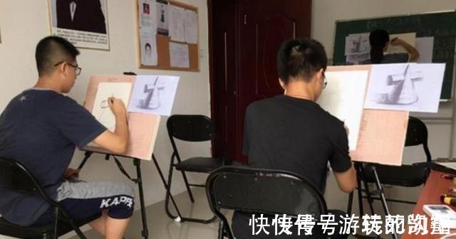 人像$美术生上课走神，开始用“圆规”画圈，最后画出完美人像惊艳全班