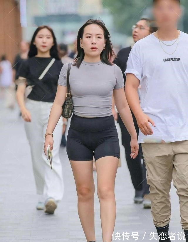 美女 身材修长的鲨鱼裤美女，时尚休闲又百搭，显得大气！