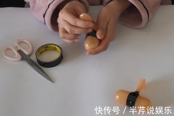 一个勺子|用完的奶粉勺子别扔，把4个勺子粘在一起，宝宝开心妈妈放心！