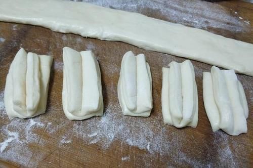 炸油条加酵母是大错特错，老师傅教你正宗配方，油条根根蓬松酥脆