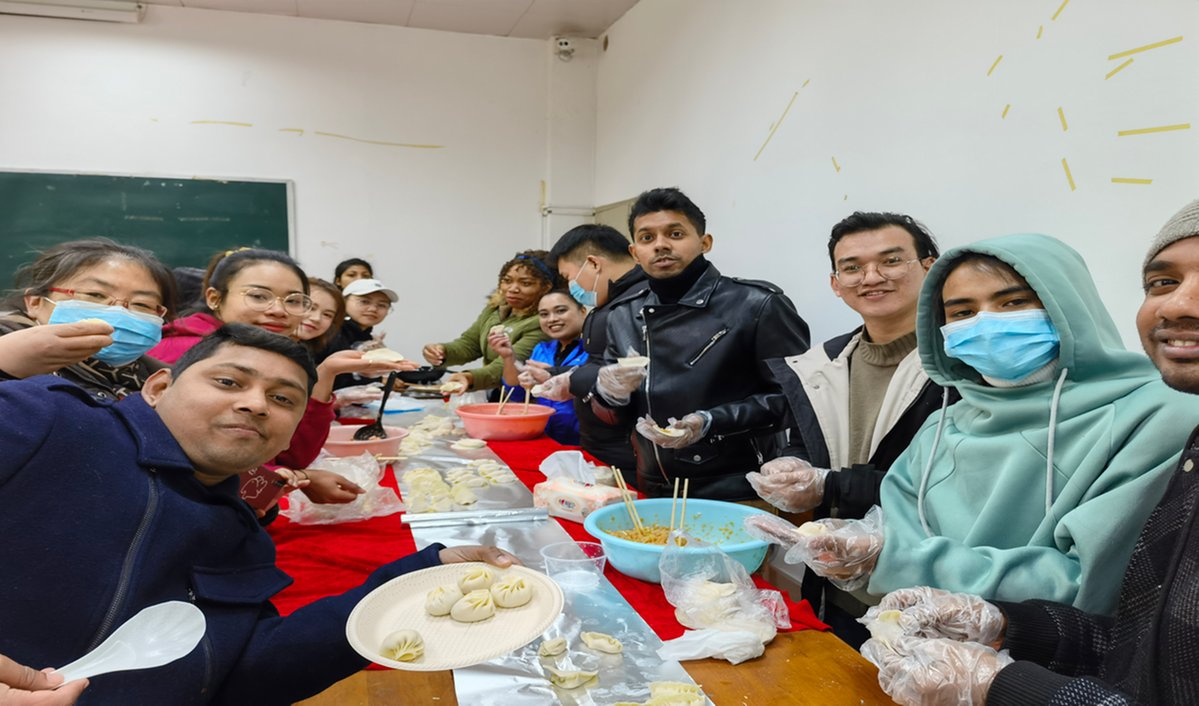 贵州民族大学带留学生体验新春佳节