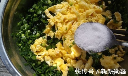饼胚|教你做韭菜鸡蛋饼，做好咸香入味，韭菜脆嫩不出水，吃起来超满足！