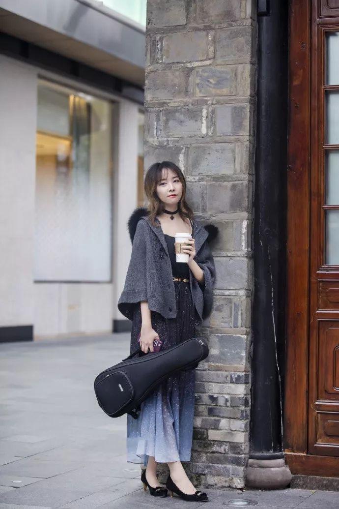 连衣裙 留着一头短发的小姐姐,身穿v领的连衣裙,显得特别的时尚