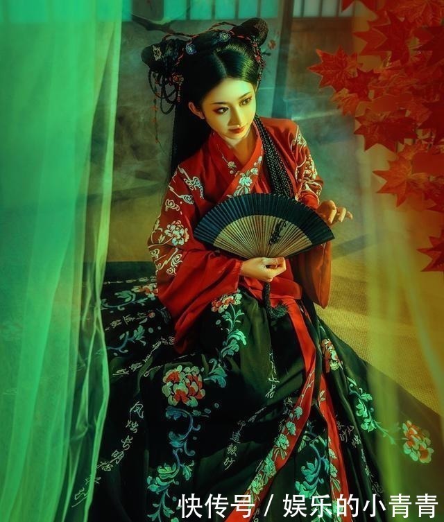 诡异|最近火了一种“阴间”汉服，穿上就可以拍鬼片，很像黑山老妖