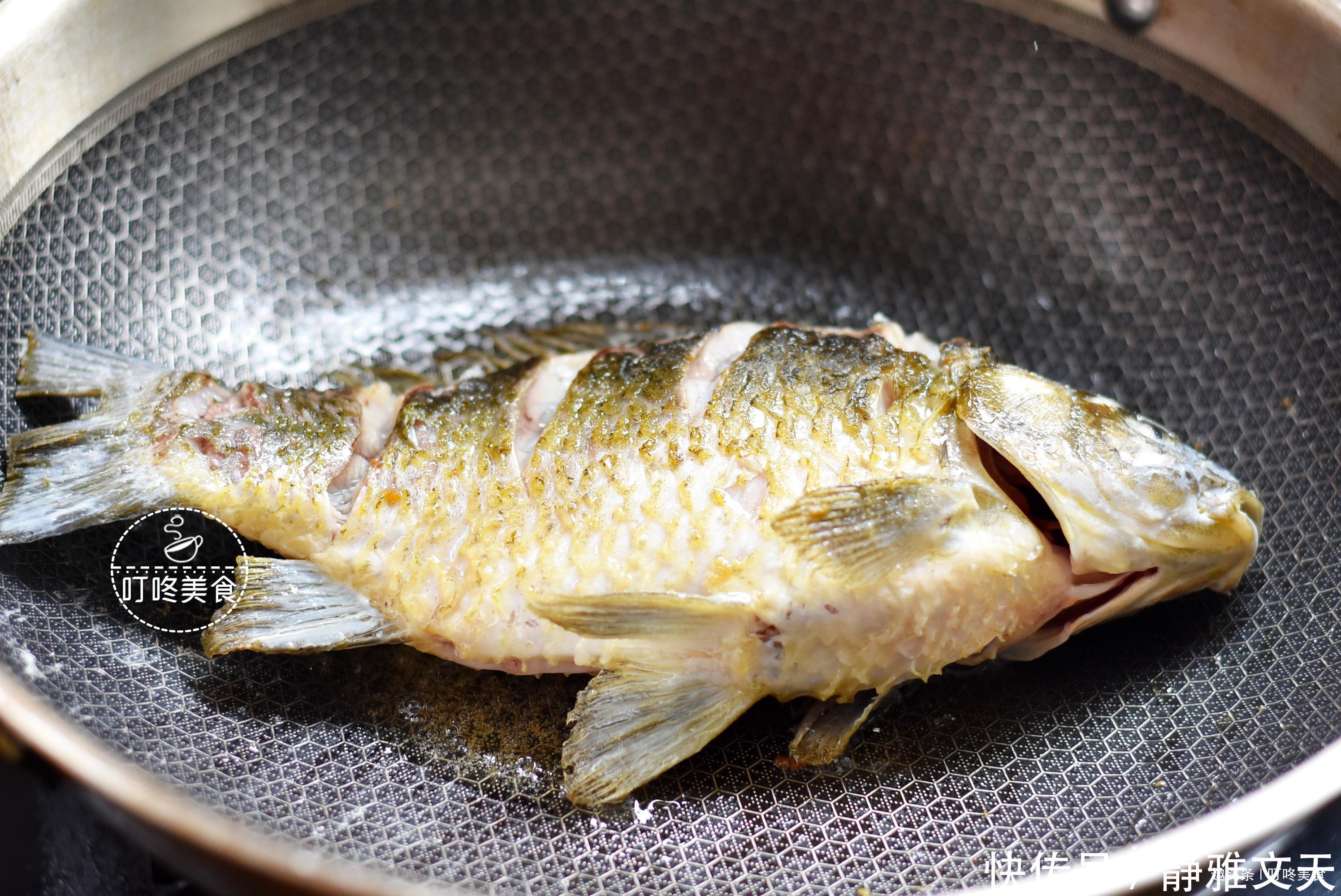 炖鲫鱼汤时，别只会加水了！加点它，鱼汤奶白又香浓，鱼肉更鲜嫩