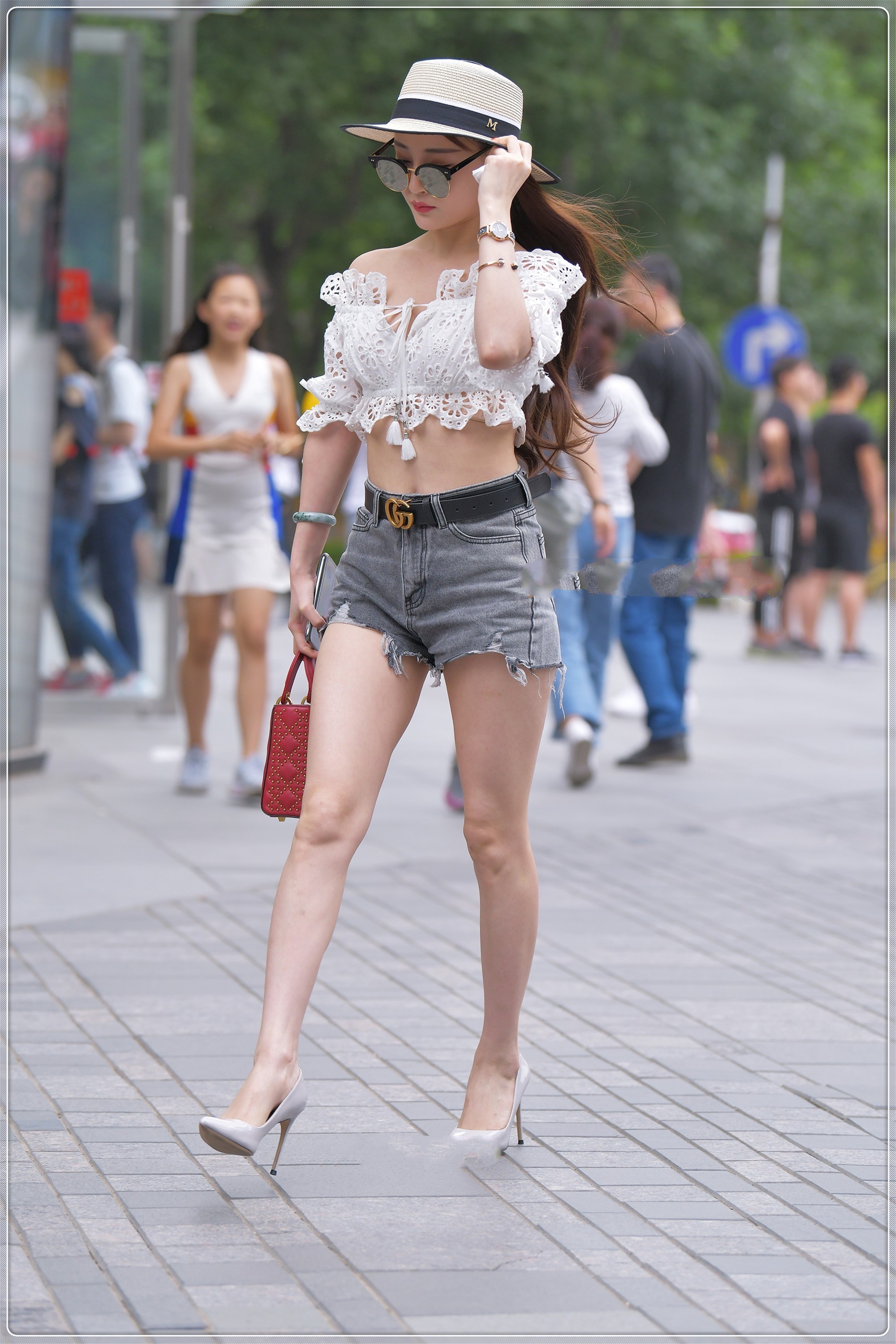 蕾丝抹胸上衣搭配牛仔短裤,清凉舒适,高雅窈窕