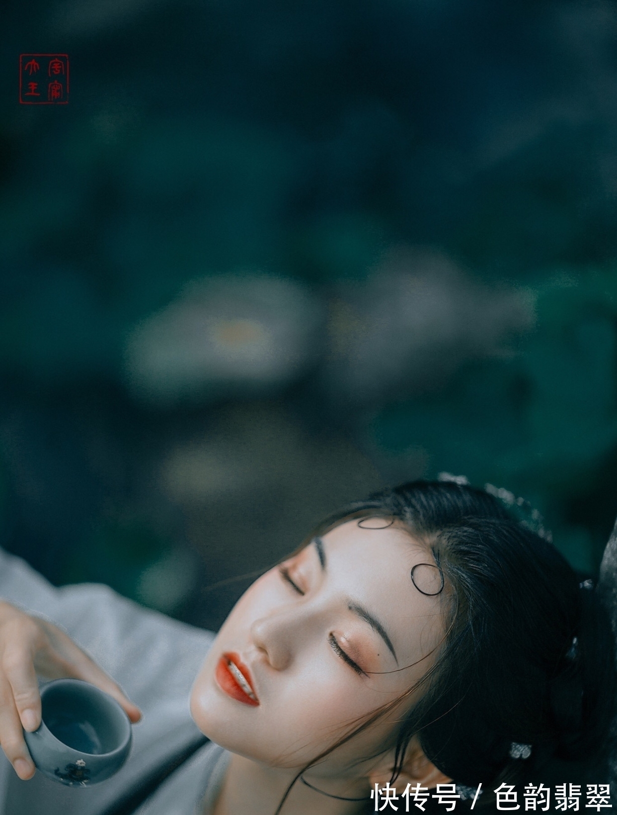 绛袍春浅护云暖&秋江渺渺芙蓉芳,秋江女儿将断肠,绛袍春浅护云暖,翠袖日暮迎风凉