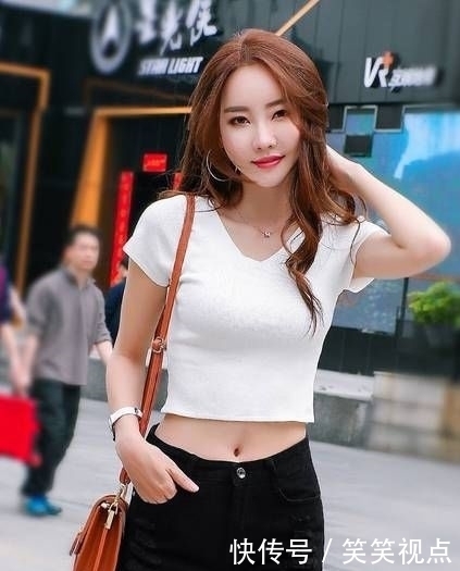 时尚|牛仔裤美女,配高跟鞋显得很精致,更加凸显迷人身姿