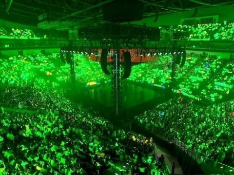 愛豆|樂華演唱會一片綠海，滿場都是王一博應(yīng)援色！不愧是樂華唯一TOP