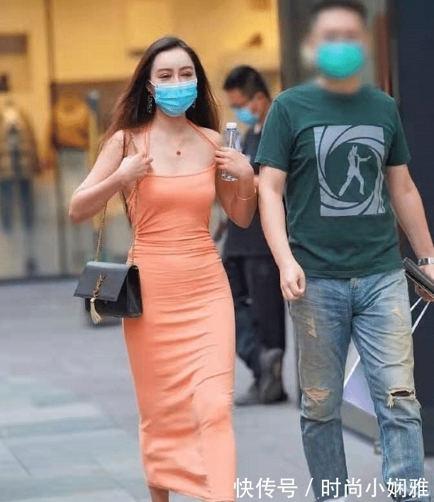 女生|穿橘色长裙的时尚女生