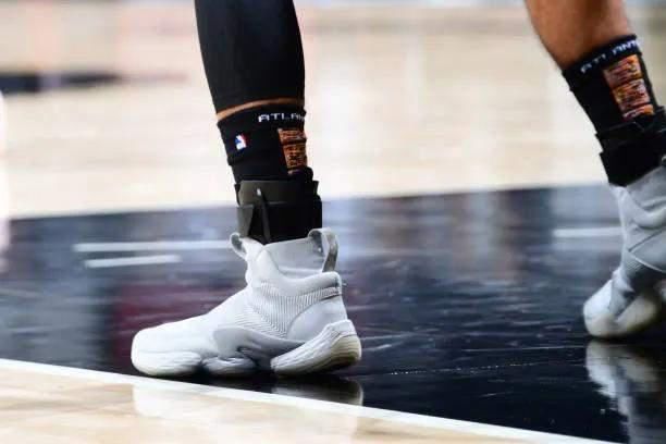 NBA球员上脚：库里8代定制版，恩比德球鞋缅怀科比