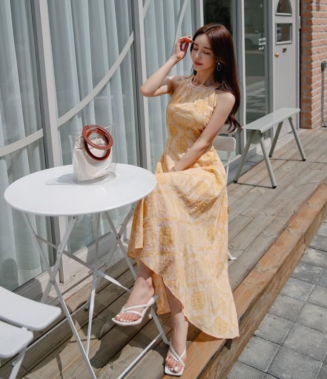 孙允珠鲜橙挂脖无袖不规则长裙,打造夏日清凉穿搭