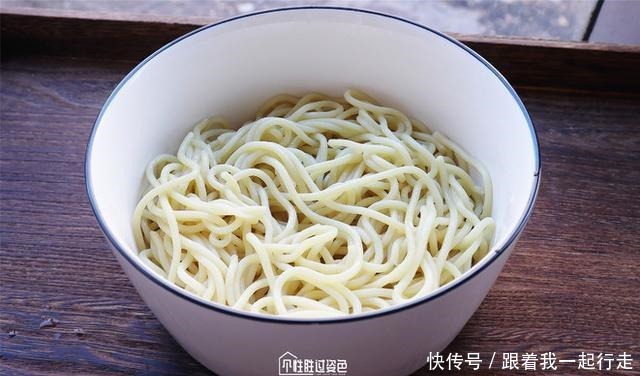 它是中国十大面条之一,当地人一早就要吃,美味停不下来,快收藏