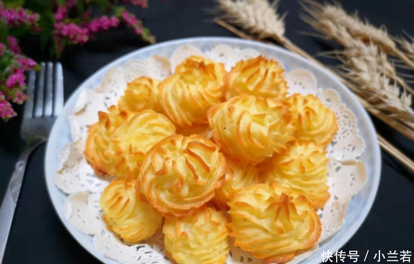 一个土豆,一个鸡蛋,做出的小吃,不油炸,外酥里嫩,孩子最爱!