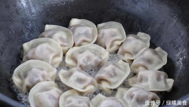 吃饺子不用水煮,加鸡蛋煎一煎,营养翻倍味道好,孩子天天点名要