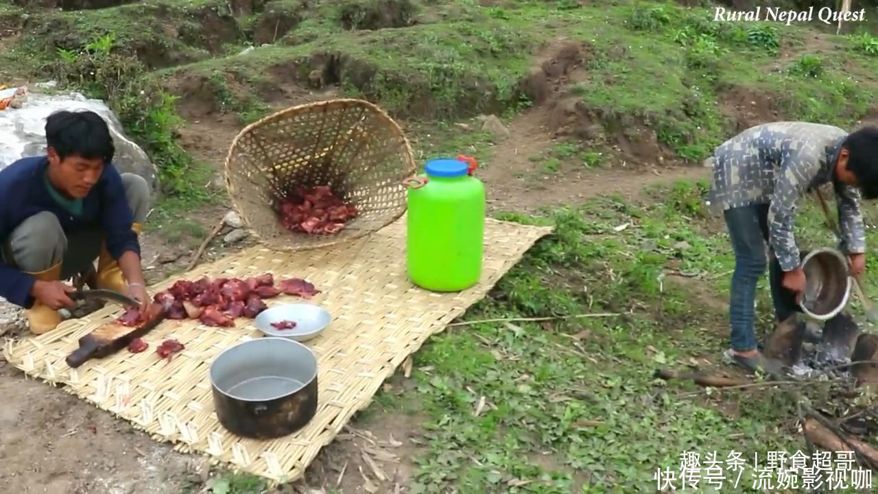 中国小伙在尼泊尔花8000卢比买下一头羊,请当地老人吃羊肉