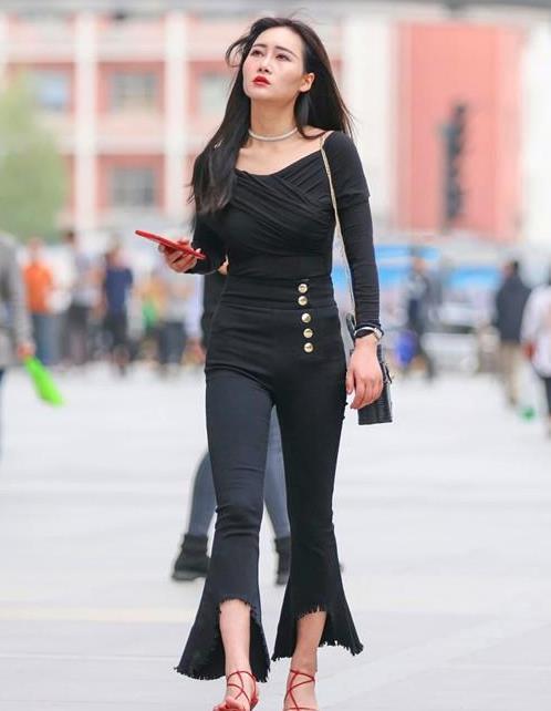 时尚|街拍:长发飘逸的美女,一件黑色的吊带连体裤,时尚唯美好身材