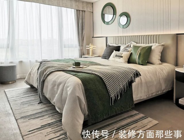 软装|112㎡现代轻奢三居室,绿色软装带来一丝凉意