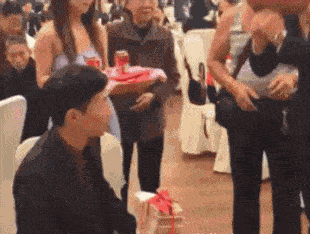 |搞笑GIF:对不起了兄弟,我不是故意的