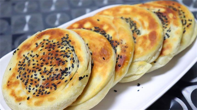 想吃油酥芝麻饼不用排队买了，教你在家做，酥的掉渣，太好吃了