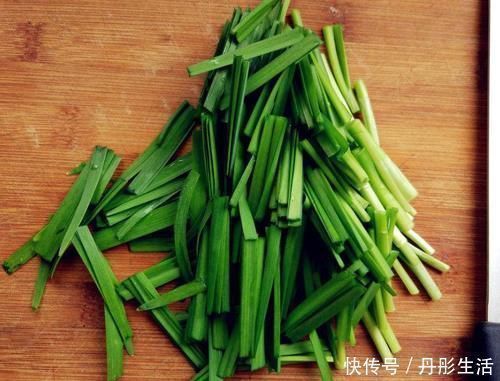 韭菜|它是天然“清肠菜”,每天吃一些,排出体内“垃圾”,腰肢变瘦了