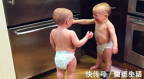 皮球|2岁宝宝砸碎了妈妈的手机,爸爸接下来的举动,直接毁了儿子一生