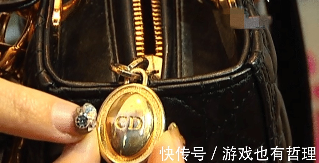 奢侈品|女子3万2买到掉色包, 背了两次金色变银色, 专柜 补偿一瓶香水！