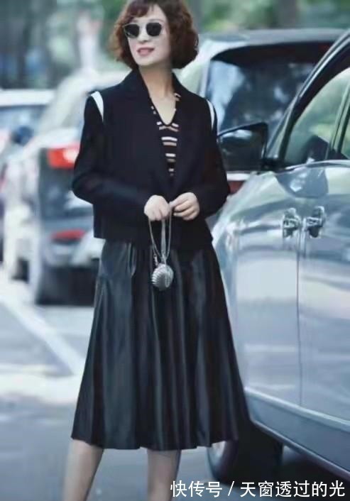 穿搭 奔五的女人甩掉“大妈感”,看这位大龄姐姐,靠穿搭显年轻又优雅!