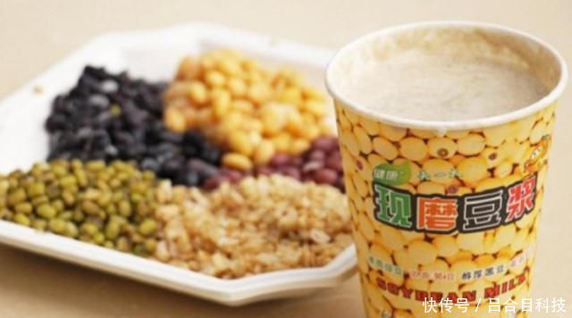 孩子|双胞胎姐妹一个喝牛奶,一个喝豆浆,长大后的差距让人心疼