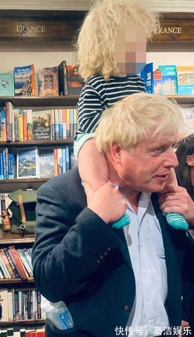 斯坦利@57岁英国首相扛1岁儿子进书店,祝贺老父发新书,怕娃饿兜揣奶瓶