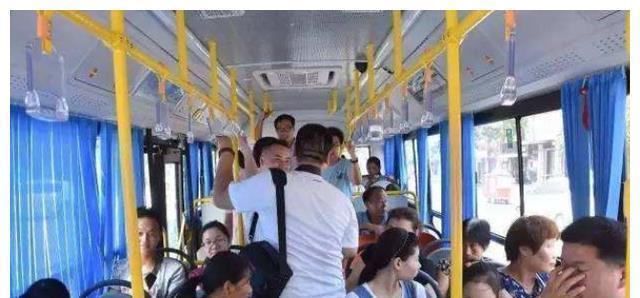 孕晚期|孕8个月坐公交出行，准妈妈起身“异味”扑鼻，一旁乘客不敢呼吸