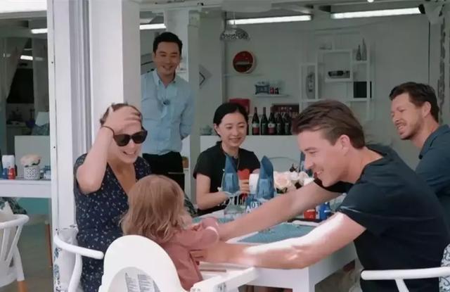 黃曉明被指差別待遇對中國客人跟外國客人態(tài)度大不同