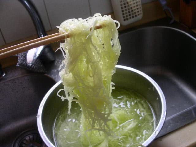 粉丝|小伙买了一个瓜,掰开变成粉丝,朋友却告诉他是鱼翅,少有人吃过