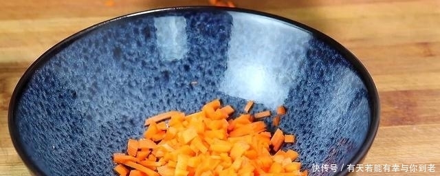 豆角切碎，加2个鸡蛋，筷子一搅，不用炒，出锅全家抢着吃