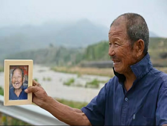 儿孙们|101岁农村爷爷,1天喝半斤白酒,生活方式奇特,逢人便讲长寿经验