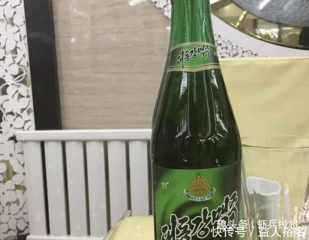 中国游客在朝鲜喝啤酒，看到啤酒瓶上的文字，觉得不可思议