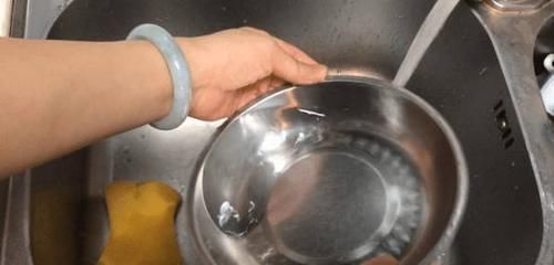 把生姜放进小苏打,真是实用,解决了男男女女一大烦恼,立马学学