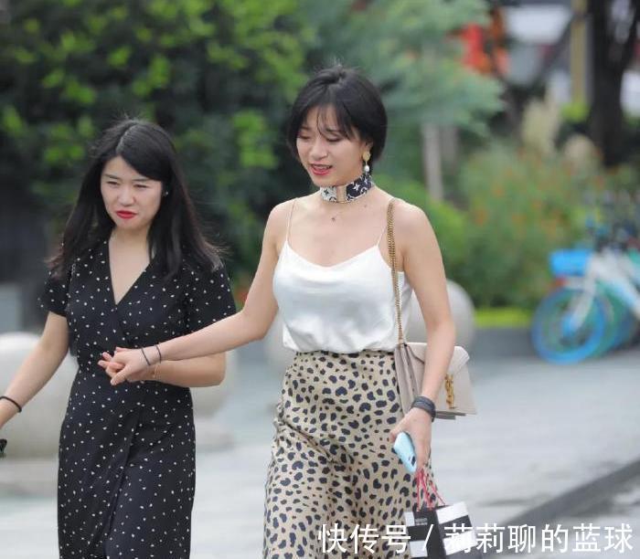 包臀裙|白冰丝吊带搭配豹纹长裙,脖子上独特的“项圈”,御姐惹不起