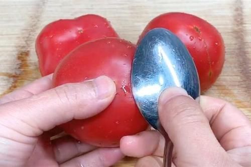 西红柿去皮别用开水烫了，教你1个简单方法，10秒去皮，太实用了