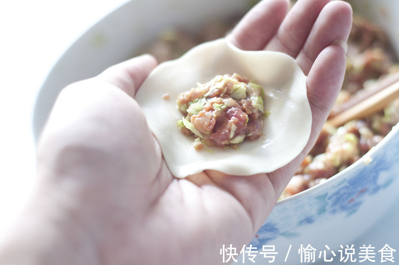 调饺子馅时别再只加水了,多加点“它”,包出的饺子更鲜嫩多汁!