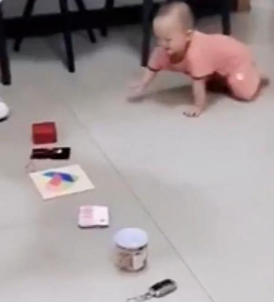 满月酒|宝宝抓周,径直抓住奶奶随手放下的“小东西”,全家笑容渐渐凝固