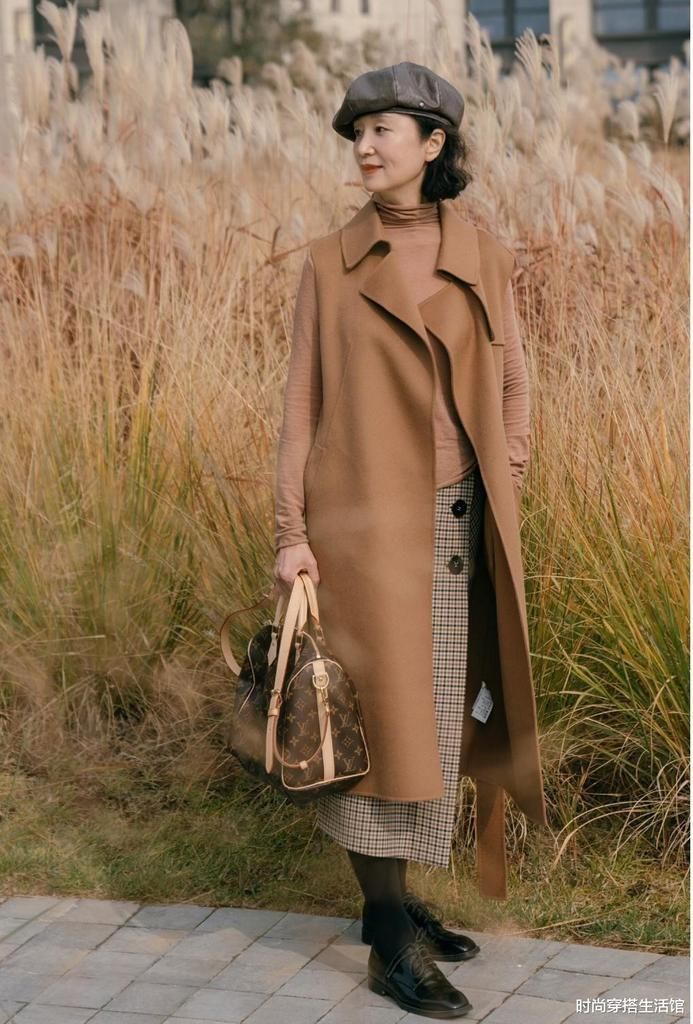 50岁女人，不管穿风衣还是大衣少配小白鞋，看三木妈妈就知道了