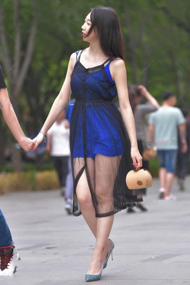 针织衫 时尚穿搭,小姐姐穿深绿色的针织衫,展现出了曲线感