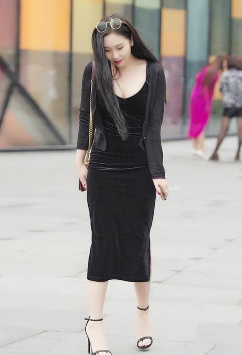 芳华韶华 美女脚上搭配着一双绑带的高跟凉鞋,整个人带着波西米亚的风格