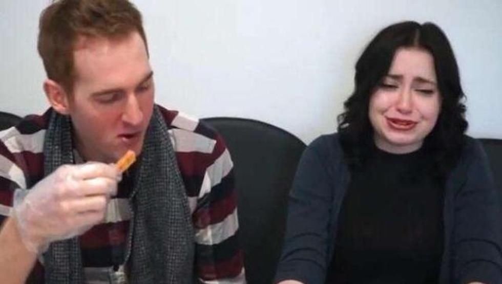 英国人来中国,咬紧牙买3包辣条,结账时给30块转身就被老板抓住