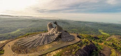 公尺|用10年完成朝天巨鹰引各国游客朝圣61公尺成世界最大鸟类雕塑