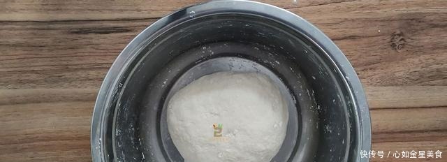 做薄煎饼时,有些人把面条烫了,有些人在上面抹油,糕点师傅教你