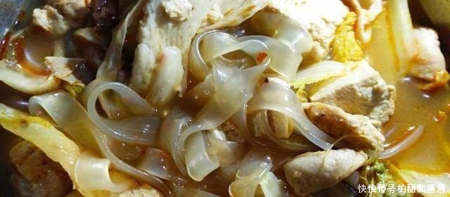 冻豆腐炖宽土豆粉,来一碗新焖的长粒香米饭,吃起来太香了