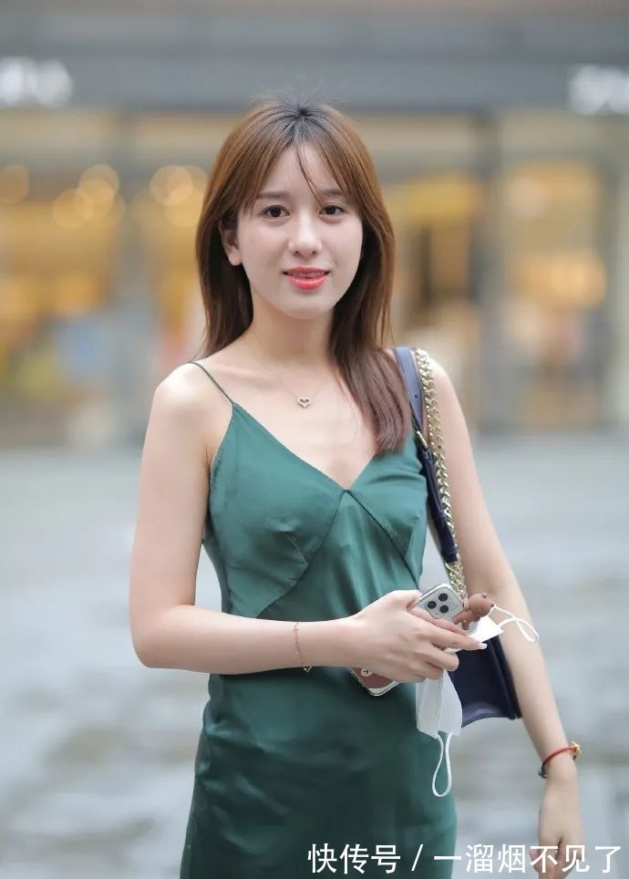 墨绿裙 时尚穿搭穿墨绿裙的时尚女生,美的让人过目不忘!