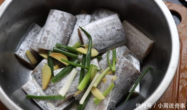 煎带鱼时，万不可直接下锅！多做这1步，鱼皮不破还省油，没腥味